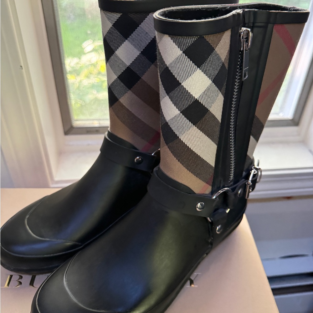 Burberry harness rain boots - Picture 2 of 15
